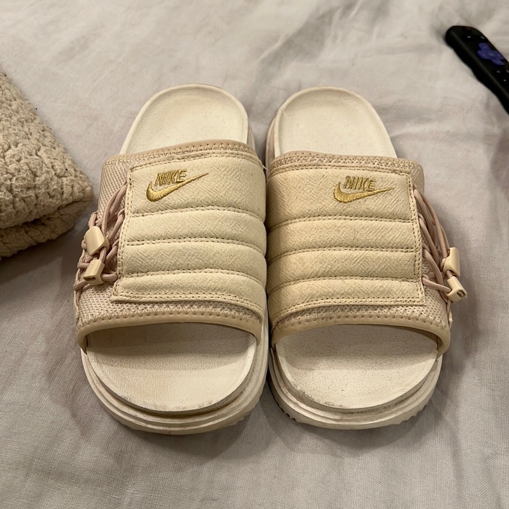 Cream nike slides (only worn around 3 times)